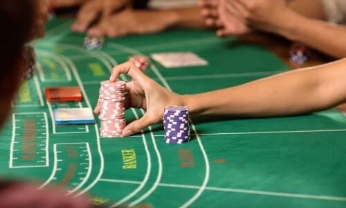 Choosing Between Online Slots and Blackjack: A Guide to Top Casino Games